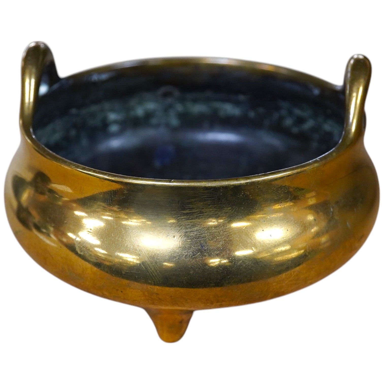 An 18th / 19th century Chinese bronze tripod censer with twin handles, 9cm diameter, weight 0.320g . Condition - good